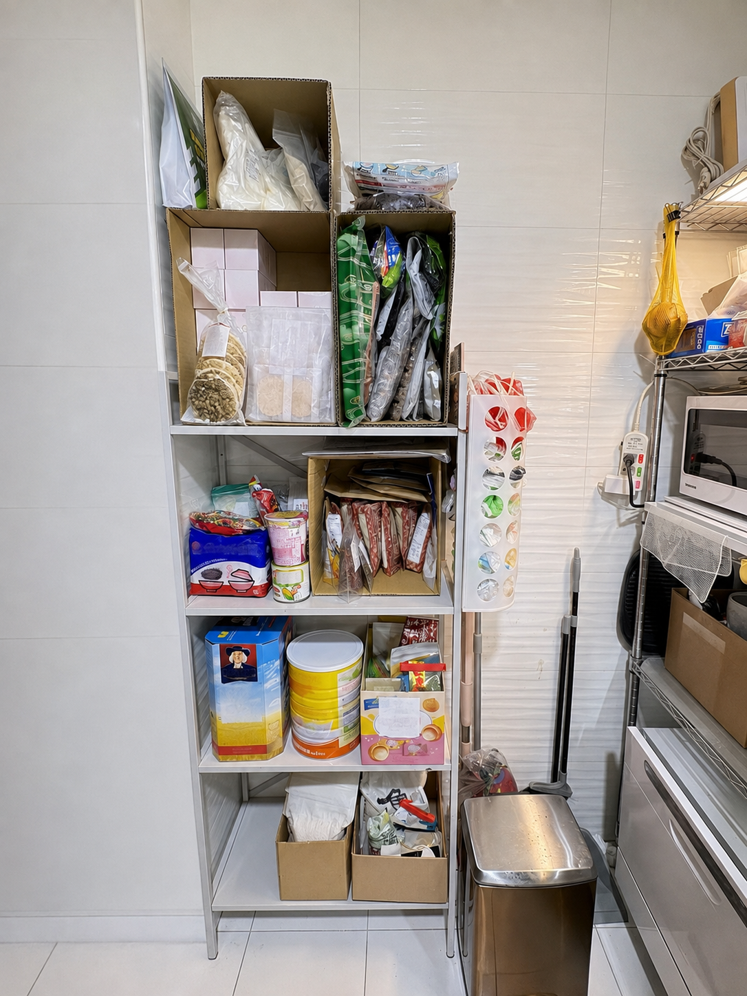 整理現場中存放大量零食、乾貨與食品的層架,個人標籤與辨識資訊已移除