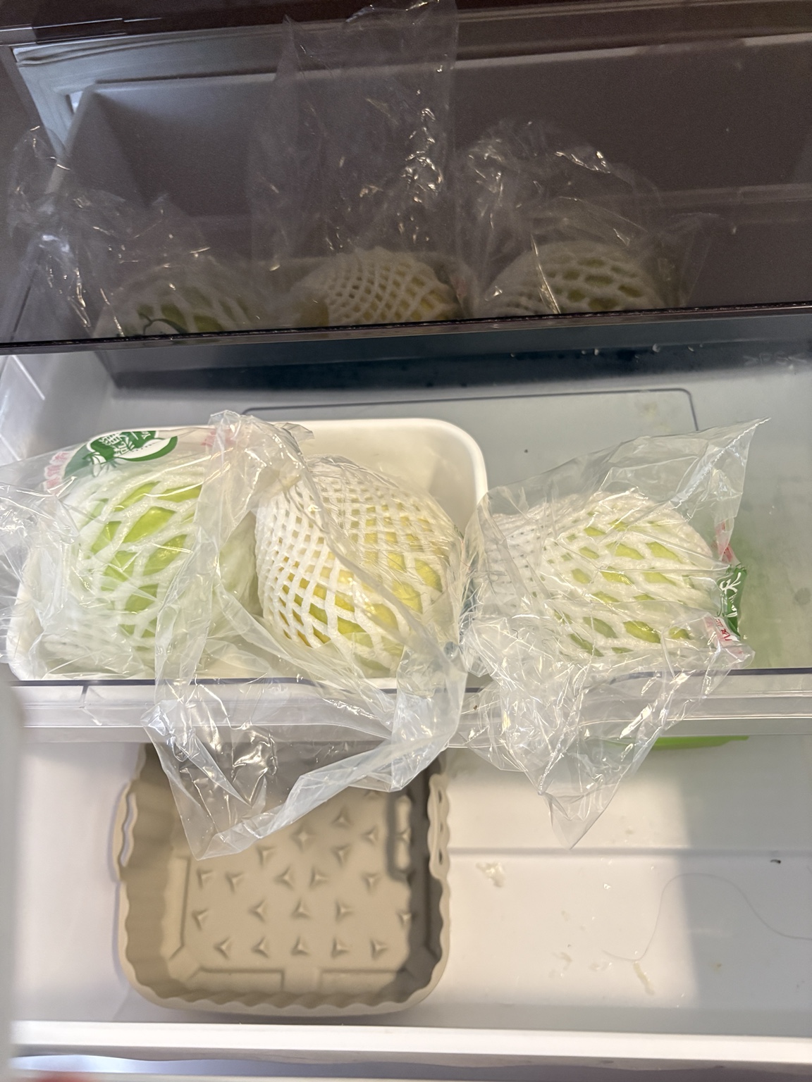 冰箱抽屜裡仍剩下多顆以塑膠袋與網套包覆的芭樂